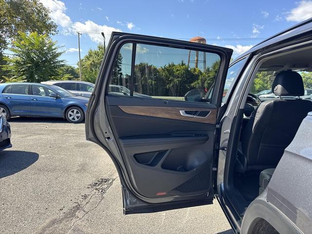 Photo of 2024 Platinum Gray Metallic Volkswagen Atlas