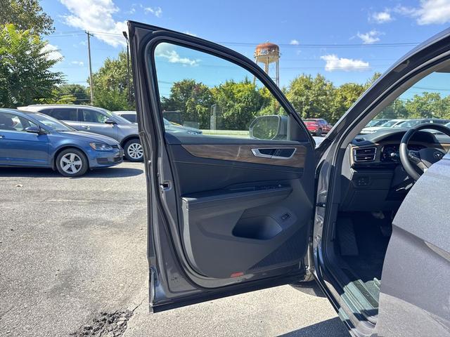 Photo of 2024 Platinum Gray Metallic Volkswagen Atlas