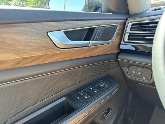 Photo of 2024 Platinum Gray Metallic Volkswagen Atlas