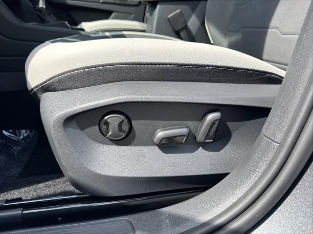 Photo of 2025 Platinum Gray Metallic Volkswagen Taos