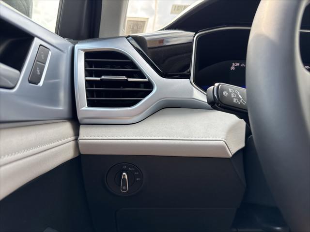 Photo of 2025 Platinum Gray Metallic Volkswagen Taos
