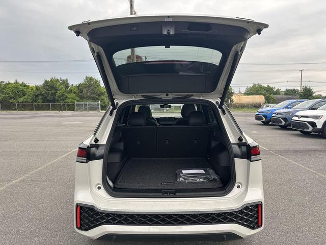 Photo of 2025 Sandstone w/Deep Black Roof Volkswagen Tiguan