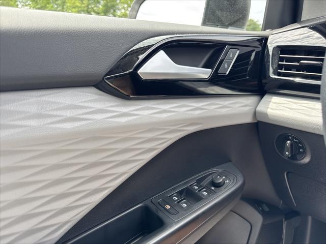 Photo of 2022 Pure White Volkswagen Taos