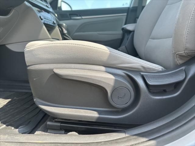 Photo of 2018 Molten Silver Hyundai ELANTRA