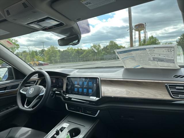 Photo of 2025 Deep Black Pearl Volkswagen Atlas
