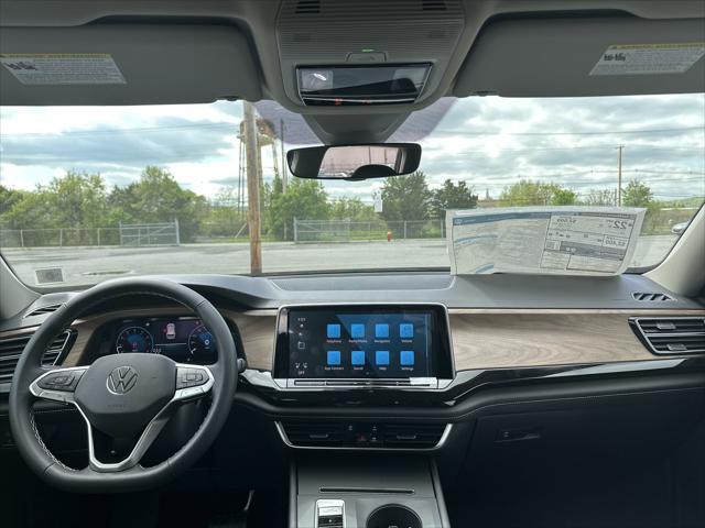 Photo of 2025 Deep Black Pearl Volkswagen Atlas