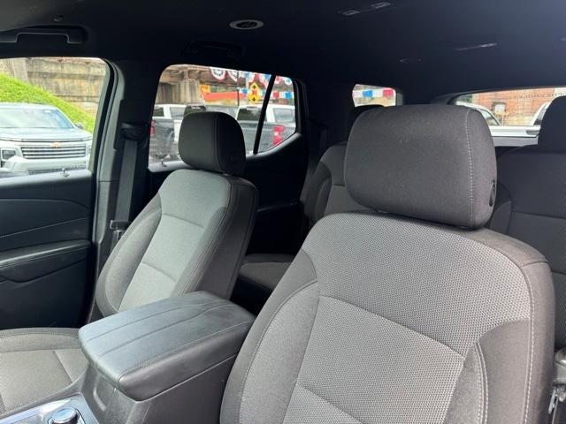 Photo of 2022 Mosaic Black Metallic Chevrolet Traverse