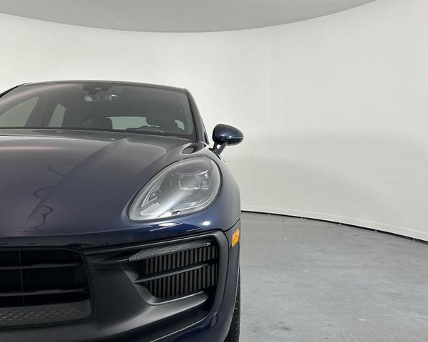 Photo of 2022 Night Blue Metallic Porsche Macan