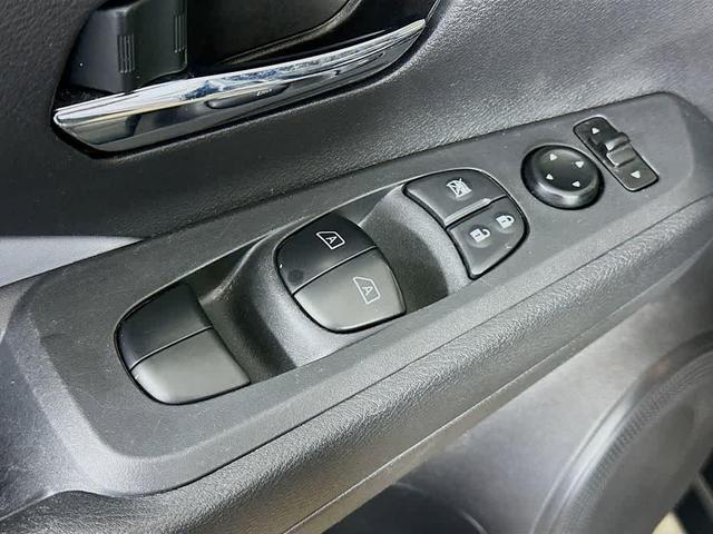 Photo of 2023 Gun Metallic Nissan Kicks