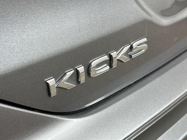 Photo of 2023 Gun Metallic Nissan Kicks