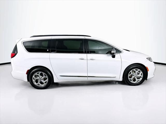 Photo of 2023 Bright White Clearcoat Chrysler Pacifica