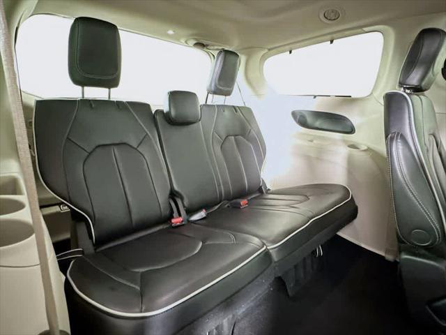 Photo of 2023 Bright White Clearcoat Chrysler Pacifica