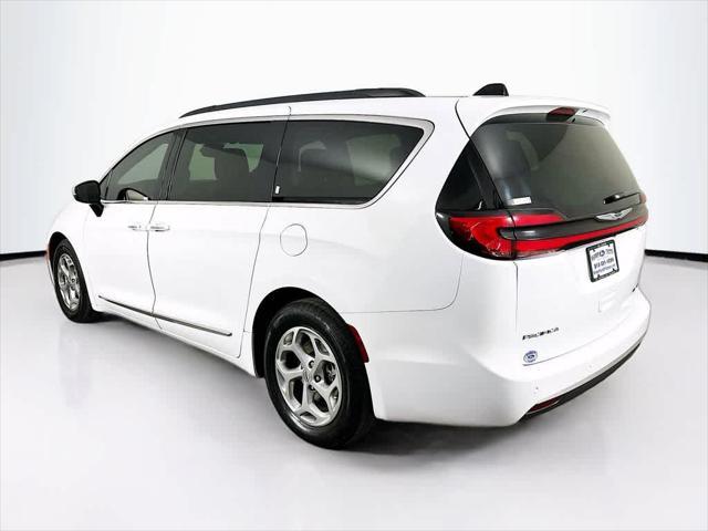 Photo of 2023 Bright White Clearcoat Chrysler Pacifica