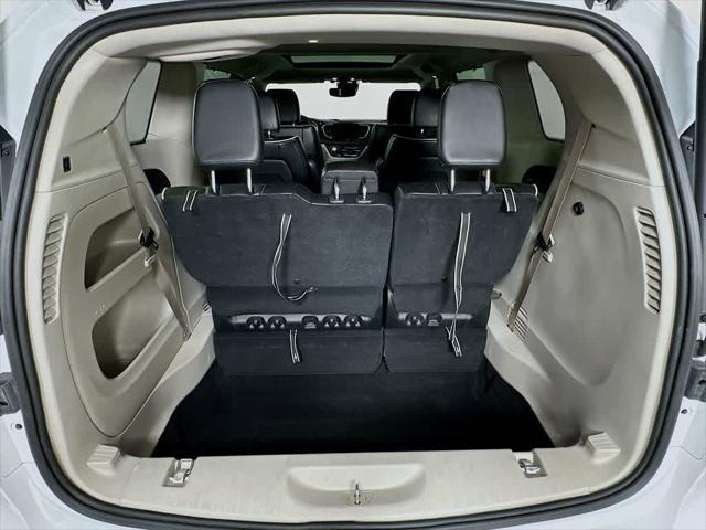 Photo of 2023 Bright White Clearcoat Chrysler Pacifica