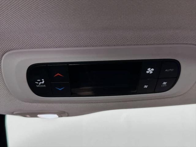 Photo of 2023 Bright White Clearcoat Chrysler Pacifica