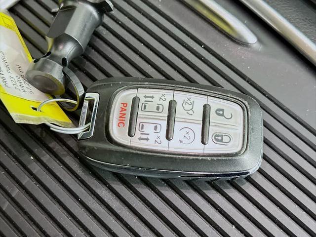 Photo of 2023 Bright White Clearcoat Chrysler Pacifica