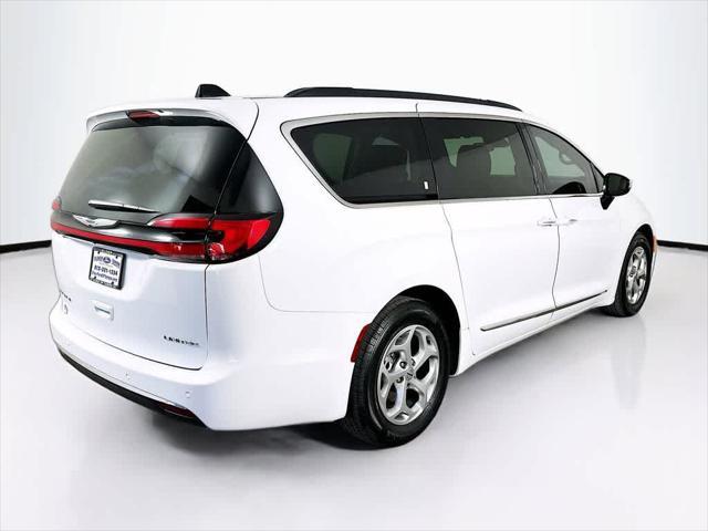 Photo of 2023 Bright White Clearcoat Chrysler Pacifica