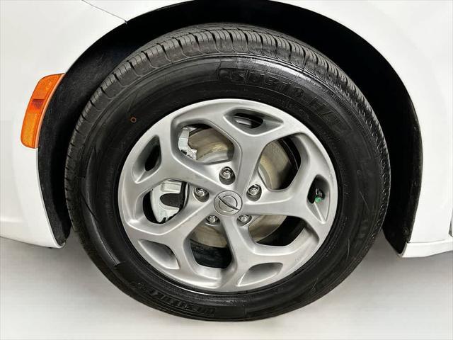 Photo of 2023 Bright White Clearcoat Chrysler Pacifica