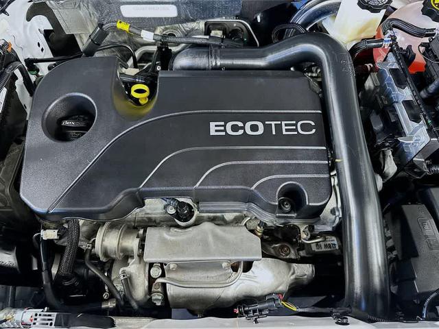 Photo of 2022 Summit White Chevrolet Equinox