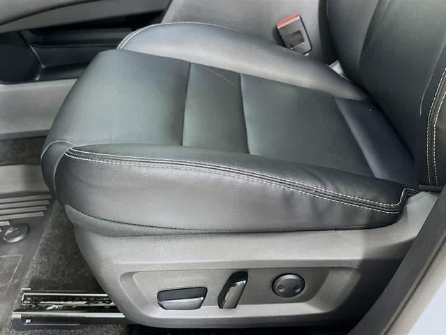 Photo of 2023 Pearl White Tricoat Nissan Rogue