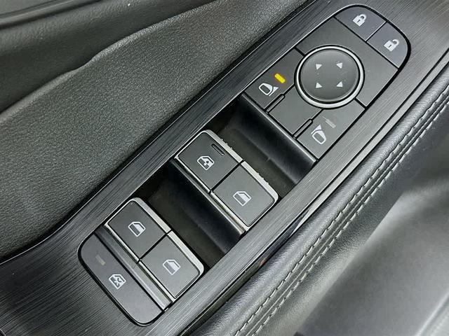 Photo of 2023 Pearl White Tricoat Nissan Rogue