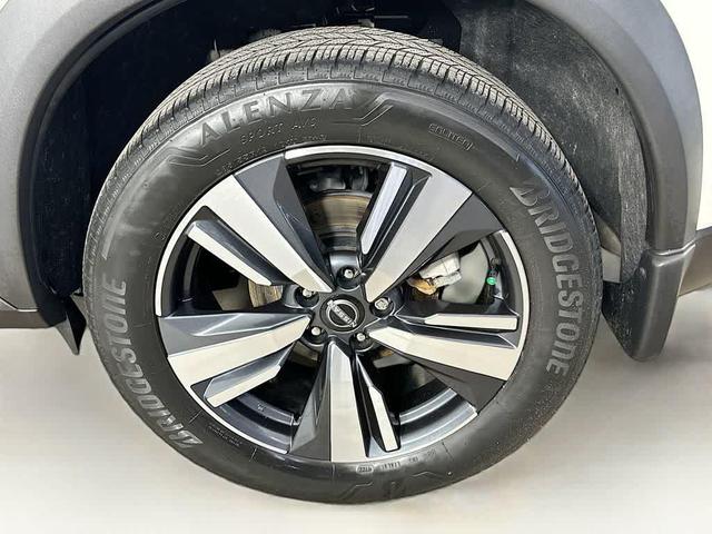 Photo of 2023 Pearl White Tricoat Nissan Rogue