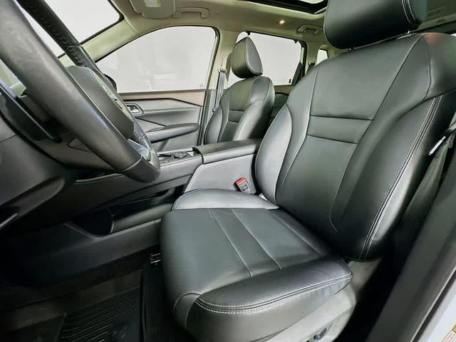 Photo of 2023 Pearl White Tricoat Nissan Rogue