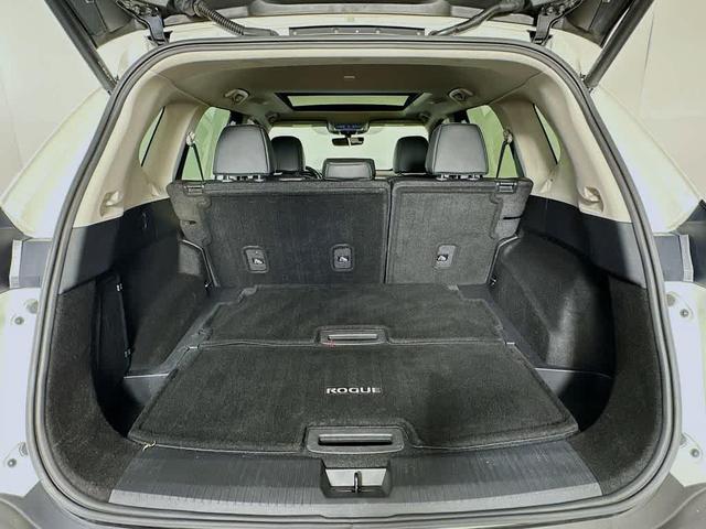 Photo of 2023 Pearl White Tricoat Nissan Rogue