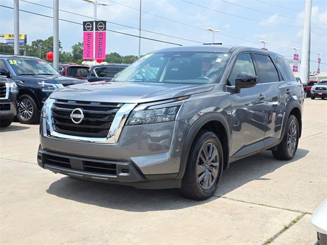 Photo of 2024 Gun Metallic Nissan Pathfinder
