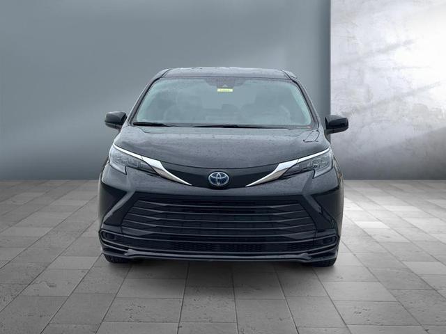 Photo of 2025 Midnight Black Metallic Toyota Sienna