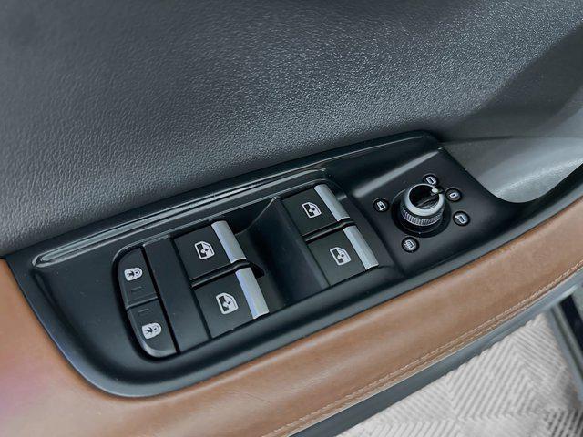 Photo of 2021 Orca Black Metallic Audi Q7
