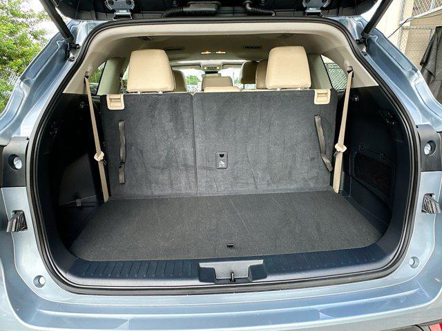 Photo of 2023 Moon Dust Toyota Highlander
