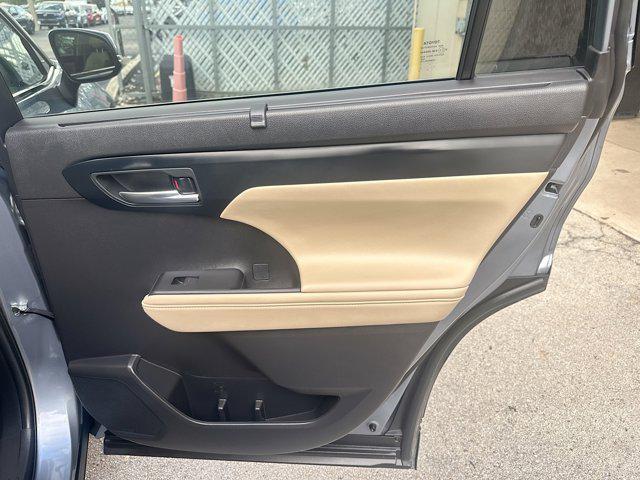 Photo of 2023 Moon Dust Toyota Highlander
