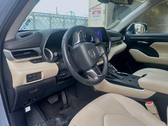 Photo of 2023 Moon Dust Toyota Highlander