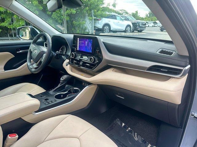 Photo of 2023 Moon Dust Toyota Highlander