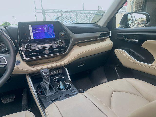 Photo of 2023 Moon Dust Toyota Highlander