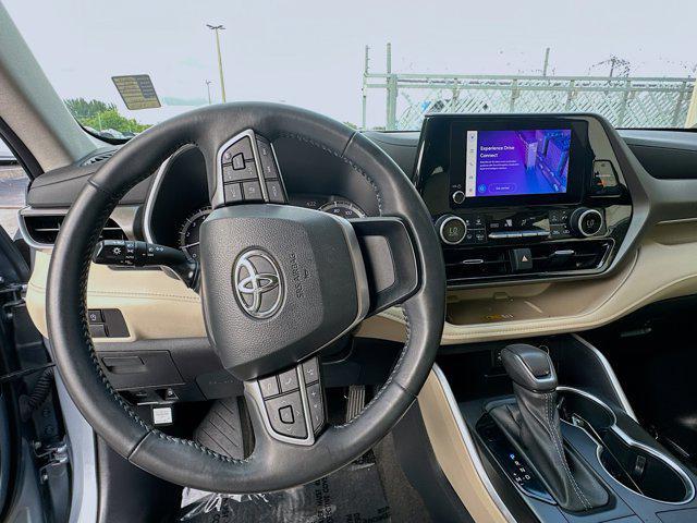 Photo of 2023 Moon Dust Toyota Highlander