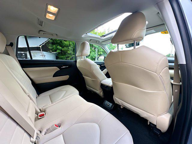 Photo of 2023 Moon Dust Toyota Highlander