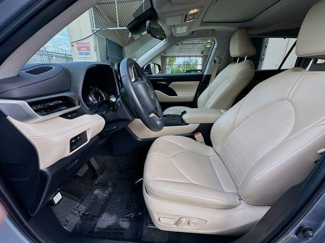 Photo of 2023 Moon Dust Toyota Highlander