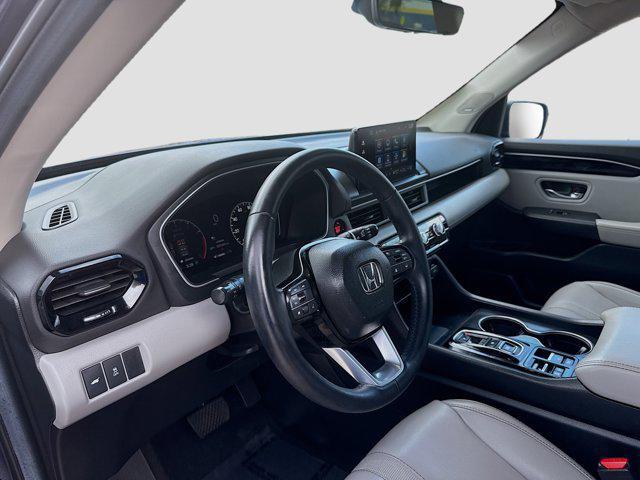 Photo of 2023 Obsidian Blue Pearl Honda Pilot