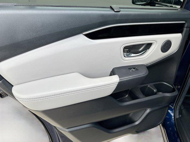 Photo of 2023 Obsidian Blue Pearl Honda Pilot