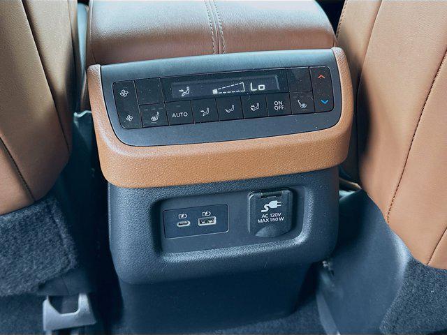 Photo of 2022 Pearl White Tricoat Nissan Pathfinder