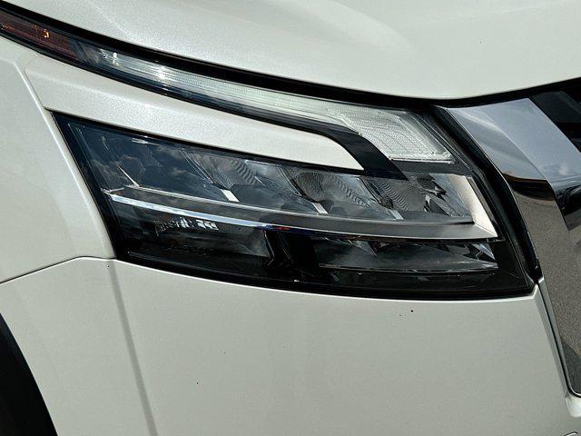 Photo of 2022 Pearl White Tricoat Nissan Pathfinder