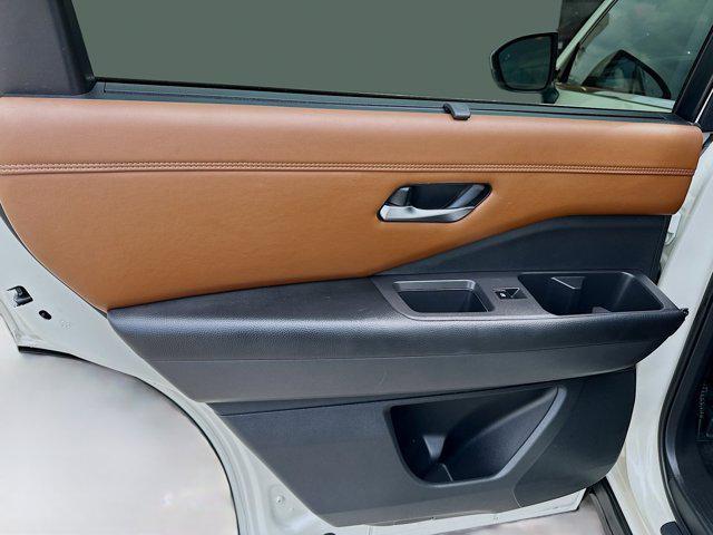 Photo of 2022 Pearl White Tricoat Nissan Pathfinder