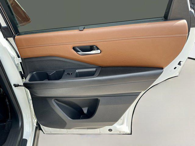 Photo of 2022 Pearl White Tricoat Nissan Pathfinder