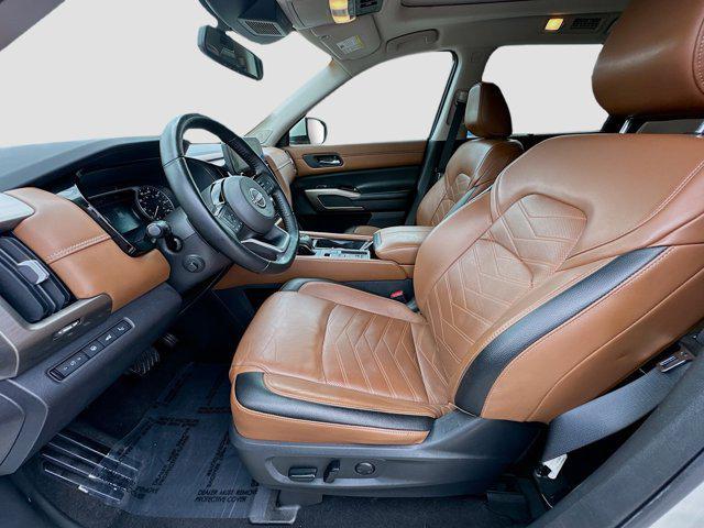 Photo of 2022 Pearl White Tricoat Nissan Pathfinder