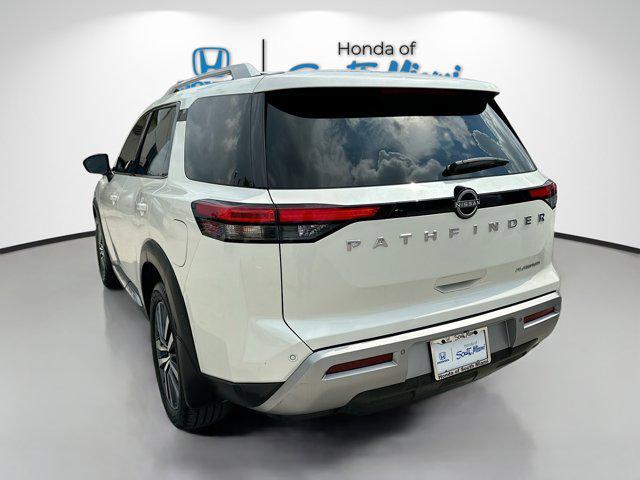 Photo of 2022 Pearl White Tricoat Nissan Pathfinder