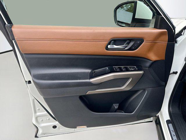 Photo of 2022 Pearl White Tricoat Nissan Pathfinder