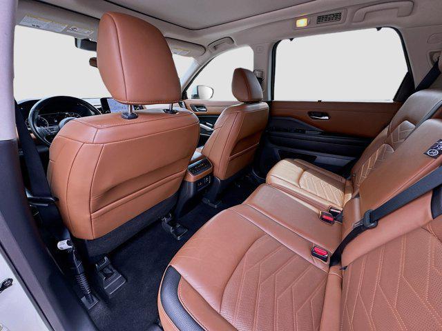 Photo of 2022 Pearl White Tricoat Nissan Pathfinder