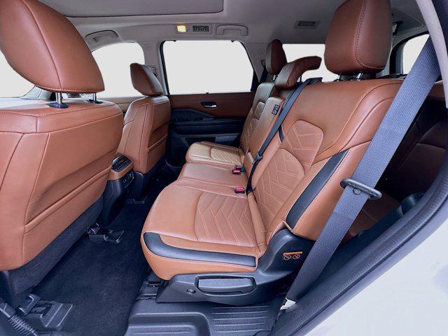 Photo of 2022 Pearl White Tricoat Nissan Pathfinder